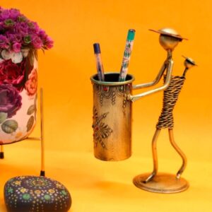 IRON PAINTED WIRE LADY PEN STAND